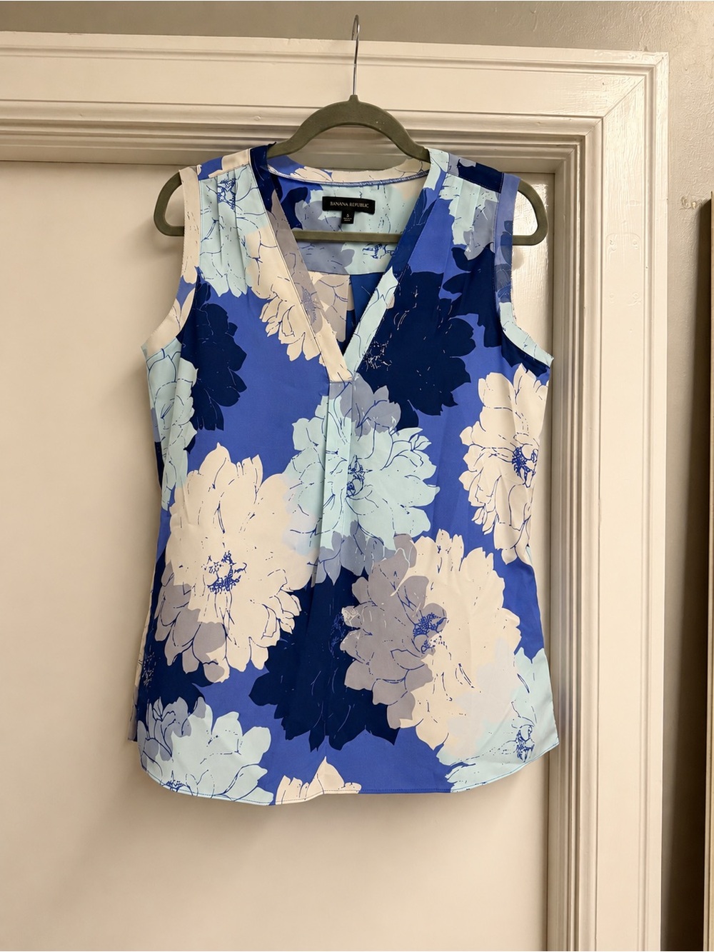 Banana Republic Blue Floral V-Neck Sleeveless Camisole, Size S